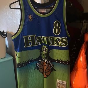 a hawks basketball jersey